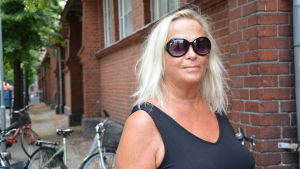 Anne Kolu tycker en ny saluhall behövs i Åbo. Anne Kolu tittar in i kameran.