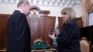 Den centrala valkommittens ordförande Ella Pamfilova ses här tillsammans med President Vladimir Putin. Bilden är tagen i Kreml, april 2018. Den centrala valkommittens ordförande Ella Pamfilova ses här tillsammans med President Vladimir Putin. Bilden är tagen i Kreml, april 2018.