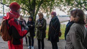 Ett stopp nere vid Hovrättsbassängen. En grupp kvinnor på en strandpromenad.