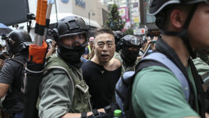 En av demonstranterna som greps i ett tidigt skede av protestmarschen från Causeway Bay till Admiralty. En av demonstranterna som greps i ett tidigt skede av protestmarschen från Causeway Bay till Admiralty.