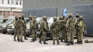 Att gruppsammanhållningen är god är viktigt i det militära. Personer från Finlands står samlade utomhus.