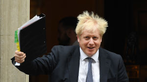 Premiärminister Boris Johnson hoppas på korta förhandlingar som ger ett avtal från början av 2021. En leende Boris Johnsson viftar med men mapp i höger hand