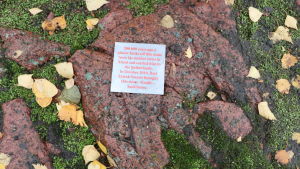 En plakett berättar för flanörerna att de inte tittar på vilken sten som helst. En plakett berättar för flanörerna att de inte tittar på vilken sten som helst.