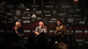 Den artiga paneldiskussionen på Viirus den 1 november med Peter Lüttge, Jussi Sorjanen och moderator Ida Henriksson tog fyr då publiken fick chansen att ställa frågor. Moderator Ida Henriksson, kulturredaktör Peter Lüttge och Viirus konstnärliga ledare Jussi Sorjanen diskuterar Lüttges recension av Viirus föreställning Roulettenburg.
