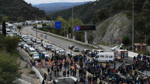 Separatistiska demonstranter blockerade motorväg AP7 vid den spansk-franska gränsen Separatistiska demonstranter blockerade motorväg AP7 vid den spansk-franska gränsen