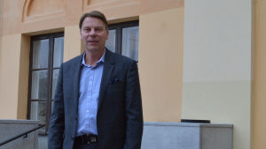 Peter Björk tror att hållbarhet har blivit viktigt för hushållen i dag. En man står framför en gulmålad stenvägg.