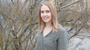 Felicia Rosendal inleder julförberedelserna flera månader i förväg. En ung kvinna står framför ett syrenbuskage.