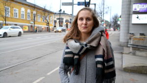 Maria Simander förstår att taxichaufförer fryser men ogillar att de håller igång bilarna när de väntar på kunder. En kvinna står vid sidan av vägen inne i en stad.