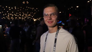 För Rasmus Ekholm har Slush varit mycket mera motiverande än skolan. En ung man i vit tröja och runda glasögon i Slushvimlet.