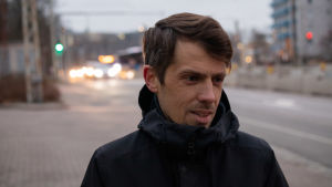Jens West, trafikanalytiker på HRT Närbild på en man som står bredvid en väg.