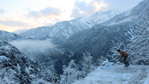 En pojke skottar snö utanför sitt hem i Neelum-dalen, i den pakistanska delen av Kashmir. En pojke skottar snö utanför sitt hem i Neelum-dalen, i den pakistanska delen av Kashmir.