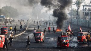 Det trehjuliga tuk tuk-taxibilarna har fungerat som ambulanser ända sedan protestvågen i Irak tog fart i oktober i fjol. Det trehjuliga tuk tuk-taxibilarna har fungerat som ambulanser ända sedan protestvågen i Irak tog fart i oktober i fjol.
