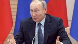 Putin hoppas att ryssarna använder en ledigförklarad sommardag för att gå och rösta. Vladimit Putin