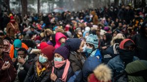 Migranter och flyktingar samlade i buffertzonen mellan Turkiet och Grekland i Pazarkule på lördagen. Migranter och flyktingar samlade i buffertzonen mellan Turkiet och Grekland i Pazarkule på lördagen.
