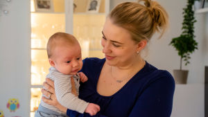 Barnmorskan sa: "Se on poika - grattis!" Fastän det bara var ett ord på svenska så var det rätt ord, tycker Sandra Winberg. Sandra Winberg håller i sin nyfödda Max. Hon tittar på honom och ler.