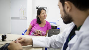 Anny Alviarez från San Cristobal i Venezuela skriver in sig på sjukhuset för det kejsarsnitt hon ska göra samma dag. Hon följde sina väninnors råd att komma till Colombia för att föda. Kvinna pratar med läkare