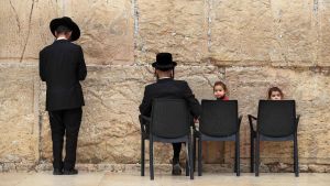 Endast ett fåtal personer tar sig numera till Klagomuren i Jerusalem som är judendomens heligaste plats. Vid Klagomuren i Jerusalem.