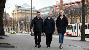 Mikael med föräldrarna Susanna och Carl-Henrik Hagelstam. Mikael Hagelstam med föräldrarna Susanna och Carl-Henrik Hagelstam i Tallinn.