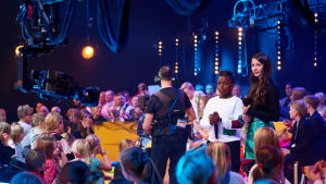 Valter och Asta just innan de ska gå upp på scenen i MGP-finalen 2019. Asta och Valter i TV-studion