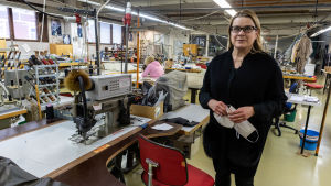 - Vi har maskiner och kunnig personal för att åtgärda bristen på ansiktsmasker, säger Susanne Stenfors. Susanne Stenfors i produktionshallen.