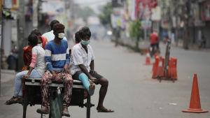 Kolkata (tidigare Calcutta) i östra Indien är illa drabbat av den senaste smittvågen. De här invånarna i en av de värst drabbade stadsdelarna fotograferades på måndag morgon. Calcutta (eller Kolkata) i östra Indien är illa drabbat av den senaste smittvågen. De här invånarna i ett av de värst drabbade stadsdelarna fotograferades på måndag morgon.