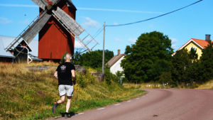 Landskapet som Helenius joggar i går inte av för hackor. Robert Helenius löper i Lumparland på Åland.