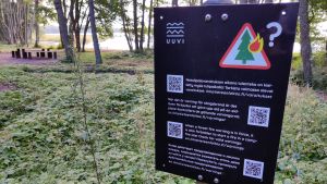 Föreningen Nylands friluftsområden informerar om riskerna med öppen eld. En skylt som varnar för skogsbrand.