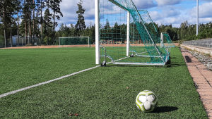 Fotbollsplanen i Kokon är väldigt välbekant för Lahdensuo. En fotboll bredvid ett mål på en fotbollsplan.