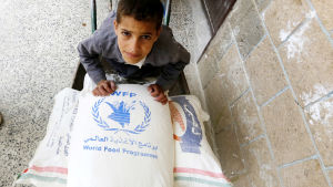 lapsi kahden ruokasäkin kanssa jemenissä
