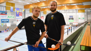 Lovisa Tor-spelarna Conny Lindblom (till vänster) och Niklas Niiranen tror på avancemang den här säsongen. Två män med innebandyklubbor.