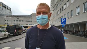Chefsöverläkare Peter Nieminen säger att coronaläget i Vasa blivit bättre tack vare att Vasaborna använder munskydd flitigt. Man med kort ljust hår och munskydd står utanför Vasa centralsjukhus.