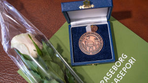 så här ser medaljen ut. En medalj i en ask - den så kallade Raseborgsmedaljen.