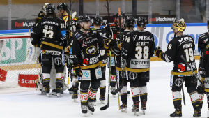 Kärpätspelarna tackar målvakten Justus Annunen som var 41 sekunder från att hålla nollan. Kärpätspelarna tackar målvakten Justus Annunen som var 41 sekunder från att hålla nollan.