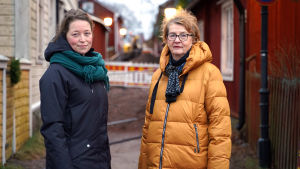 Raseborgs Vattens direktör Klara Eklund berättar att man inte hittade några fynd från förr på Linvävaregatan. Viveca Blomberg från föreningen Gamla stan i Ekenäs brukar guida på området. Klara Eklund och Viveca Blomberg vid Linvävaregatan i Gamla stan i Ekenäs.