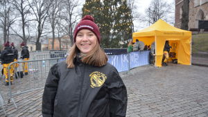 För Marincke Behm är det en guldkant på hösten att märka hur viktig föreningen är för sina medlemmar. Ung kvinna i förgrund. Åbo domkyrkotorg