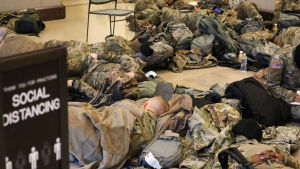Det är inte så enkelt att hålla avstånd då man ska vakta kongressen Nationalgardets soldater som bevakar kongressen i USA vilar. 13.1.2021