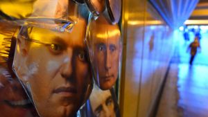 Navalnyj- och Putinmasker till salu i en fotgängartunnel i Sankt Petersburg torsdagen den 14 januari, dagen efter att Navalnyj meddelat att han återvänder till Ryssland på söndagen. Navalnyj- och Putinmasker till salu i en fotgängartunnel i Sankt Petersburg torsdagen den 14 januari, dagen efter att Navalnyj meddelat att han återvänder till Ryssland på söndagen.