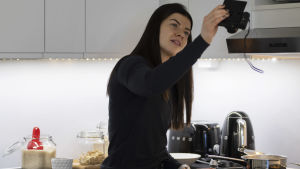 Youtube har inte längre en lika stor roll i Pernillas liv, men vardagen filmas fortfarande. Pernilla Böckerman filmar sig själv då hon lagar mat.