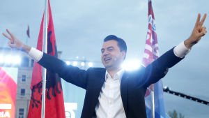 Den borgerliga oppositionens ledare Lulzim Basha har utropat sig som parlamentsvalets segrare i Albanien, trots att resultatet inte ännu är klart. Den borgerliga oppositionens ledare Lulzim Basha har utropat sig som parlamentsvalets segrare i Albanien, trots att resultatet inte ännu är klart.