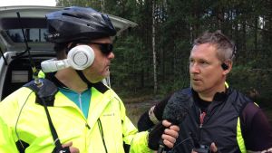Mikael Crawford till vänster, här tillsammans med Micki Kulju som också har deltagit i Tour de Östnyland flera gånger. Mikael Kulju intervjuas