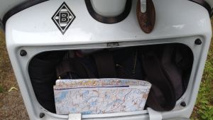 Det lilla praktiska lådan frampå en Vespa. I den ryms allt det som behövs under resan. den praktiska lilla lådan