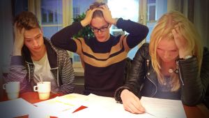 Lär dig ett nytt och uppmuntrande tilltal! Stressade högstadie-elever läser läxor