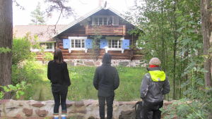 Regissör Anna-Karin, fotograf Mikko och researcher-Ida tittar på "Lasses villa" ritad av Lars Sonck. Regissör Anna-Karin, fotograf Mikko och researcher-Ida tittar på "Lasses villa" ritad av Lars Sonck