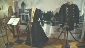 Historiska kläder visas upp på utställningen. Historiska kläder vid Hangö museum.