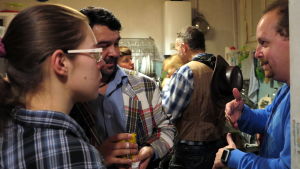 Publiken dricker te i köket Hemma-hos-konsert i S:t Petersburg, publiken dricker te i köket