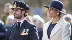 Kronprinsessan Victoria och och prins Carl Philip vid minnesceremonin i Stockholm.r Kronprinsessan Victoria och och prins Carl Philip vid minnesceremoni i Stockholm.