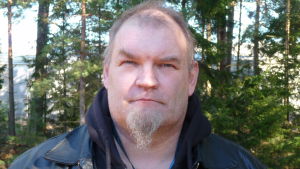Thomas Salin får sina muskler av vanlig mat och många timmar på gym. porträtt på Thomas Salin, taget utomhus med granar och tallar i bakgrunden