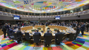EU har moderniserats sedan Liikanens tid, till exempel Europeiska rådets mötesrum. I ett skede var Liikanen också ansvarig för översättningsverksamheten. Franskan dominerar inte längre. EU-ledarna samlades i Europabyggnaden på lördagen, Storbritannien var inte inbjudet. 29.4.2017