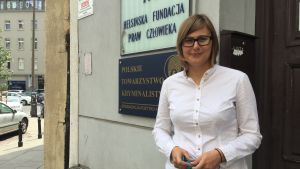 Dorota Glowacka. Juristen Dorota Glowacka står på gatan utanför sin arbetsplats i centrum av Warszawa
