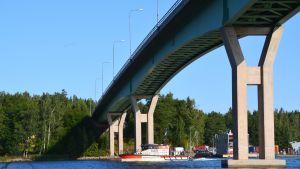 En sjöräddningsbåt under Emsalö bro på väg mot Sköldvik. Emsalö bro och en sjöräddningsbåt